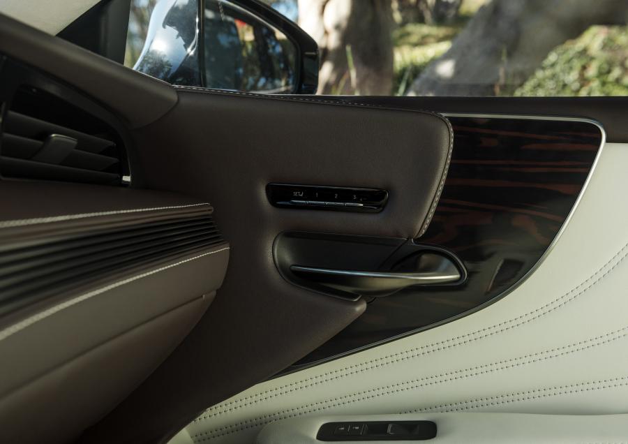 Детали интерьера Lexus LS500 2017 года  (NA) (фото 28 из 67)